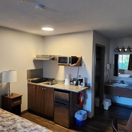 Bon Voyage Inn Prince George Bagian luar foto